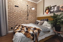 Тёплый пастельный интерьер спальни